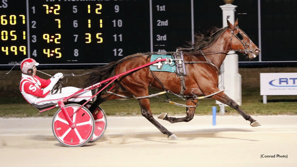 Velocity Lady Victorious At Dayton; 3,000 For Smith