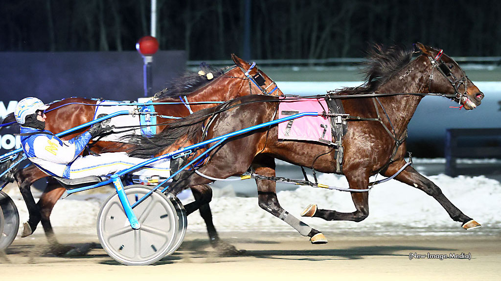 Parisian Blue Chip Upsets Mohawk Mares