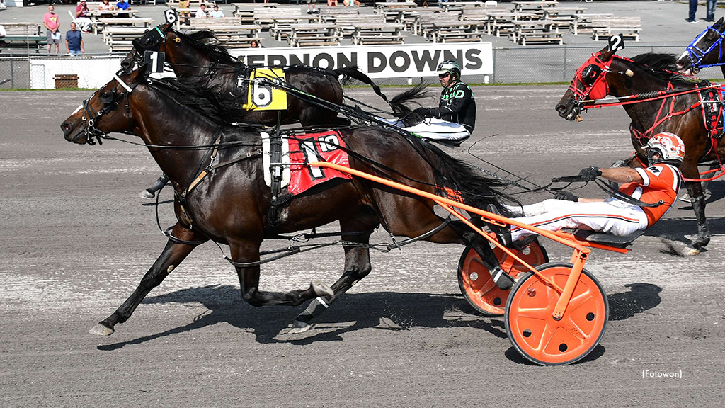 Syracuse Express Takes Open Pace At Vernon