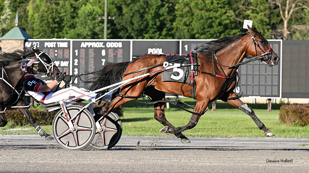 Clover Cruises, Beckwiths Best At Saratoga Friday