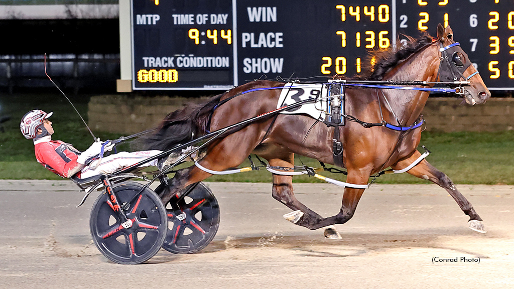 Twin B Joe Fresh winning at Dayton Raceway