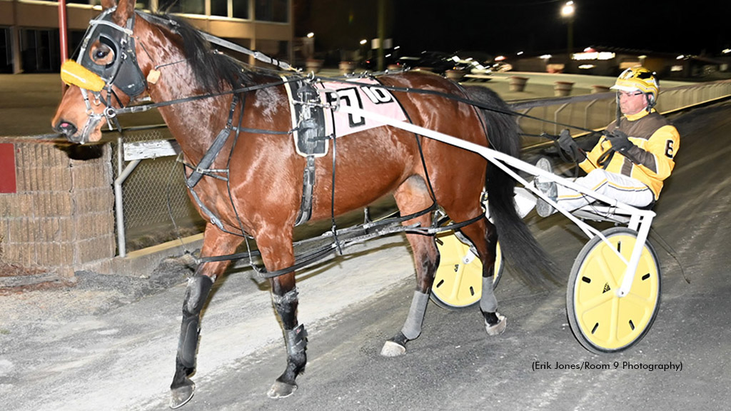 Talk Show Chica Wins Rosecroft Distaff Feature