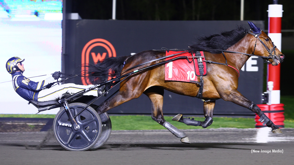 Zette Athena Rules Feature At Mohawk