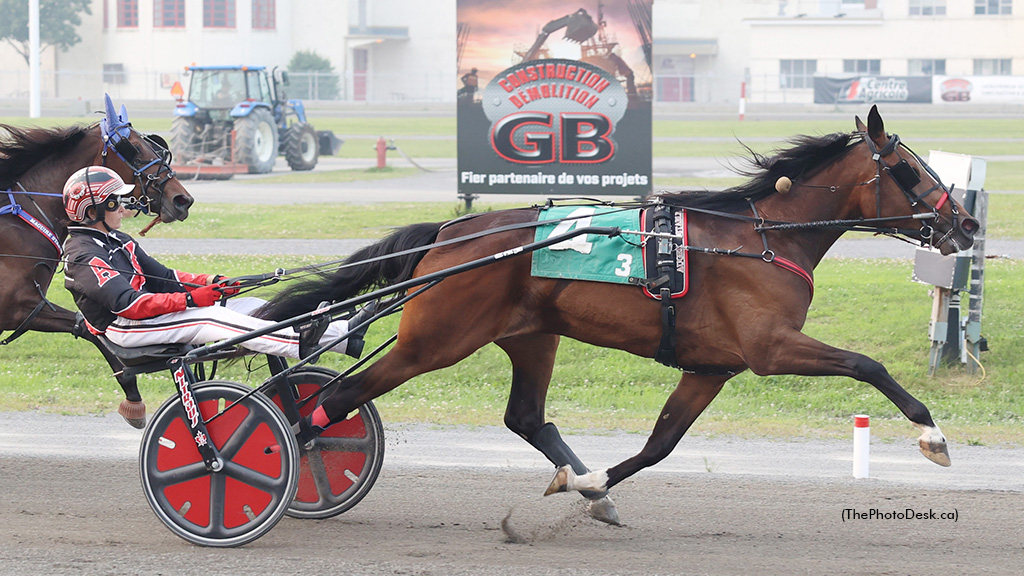 Breeze Canneberge winning at Hippodrome 3R
