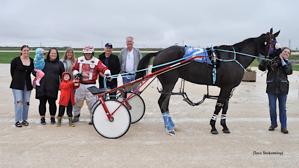 Lookinlikeamillion Shines Saturday At The Loop