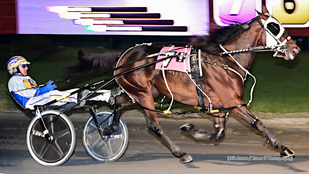 Huntress Conquers, Rivers Rushes At Rosecroft