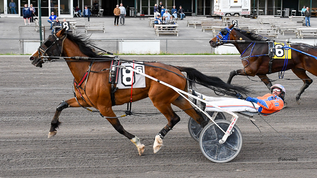 Dewey Arnold winning at Vernon Downs
