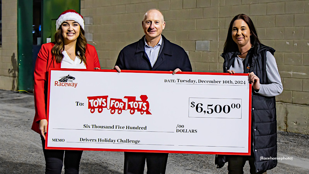 Manager of Equine Programming Amy O’Toole (L), President of Toys For Tots Canada Robert Krizanec (Centre) and Mutuels Manager Josie Cobel with the cheque presentation