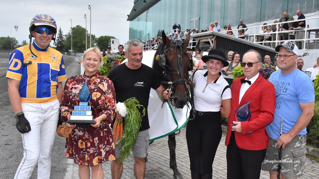 Redwood Hanover and his connections in the Hippodrome 3R winner's circle