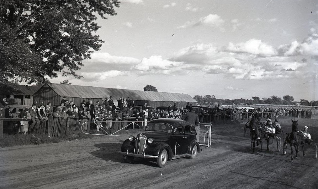 Starting gate used at Wallacetown in 1947