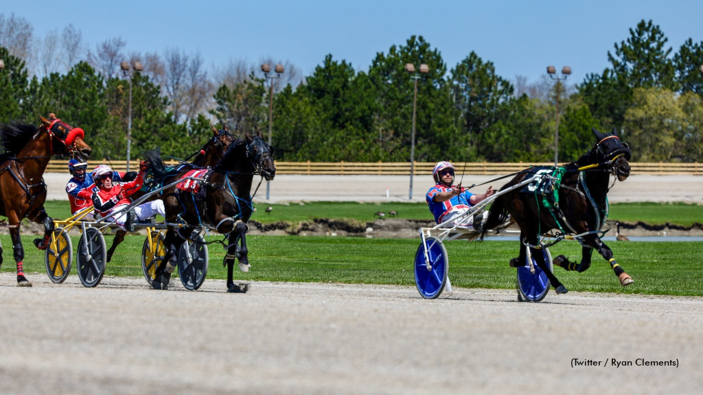 Hiawatha Horse Park racing action