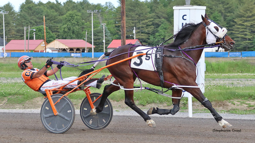 Airspinder winning at First Tracks Cumberland