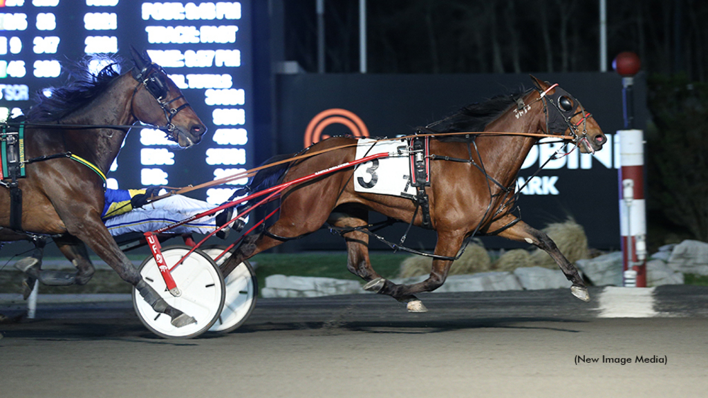 Undrthesouthrnsun N winning at Woodbine Mohawk Park