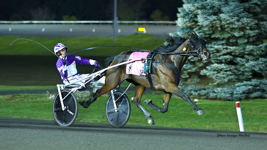 Double Deceiver winning at Woodbine Mohawk Park