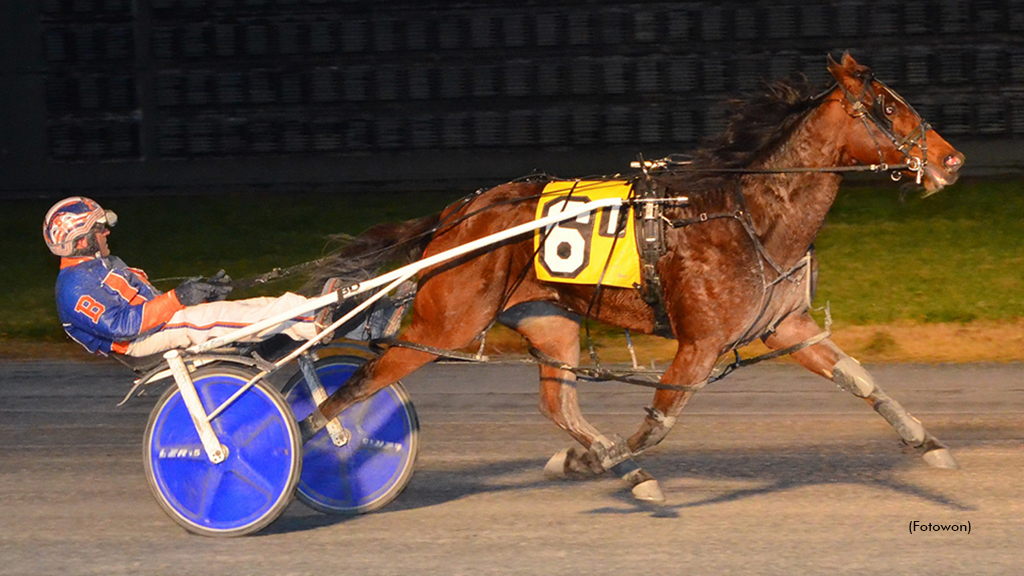 Gaitway Gal winning at Dover Downs