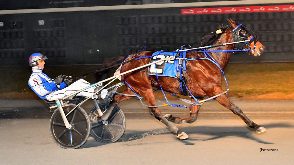 Penzance Hanover winning at Dover Downs