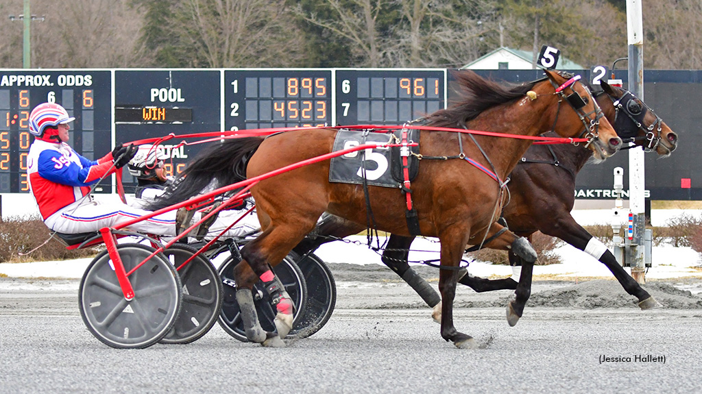 Esa winning at Saratoga Raceway