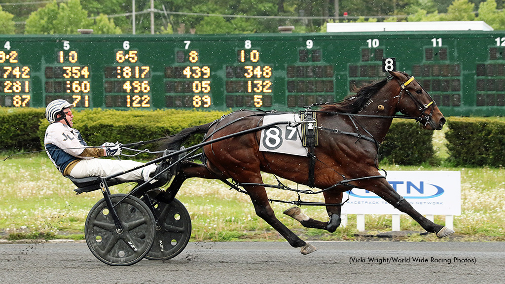 Cheyenne Ryan Lee winning at Freehold Raceway