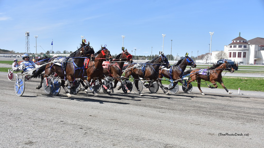 Mach Play prevails in a six-horse photo finish at Hippodrome 3R