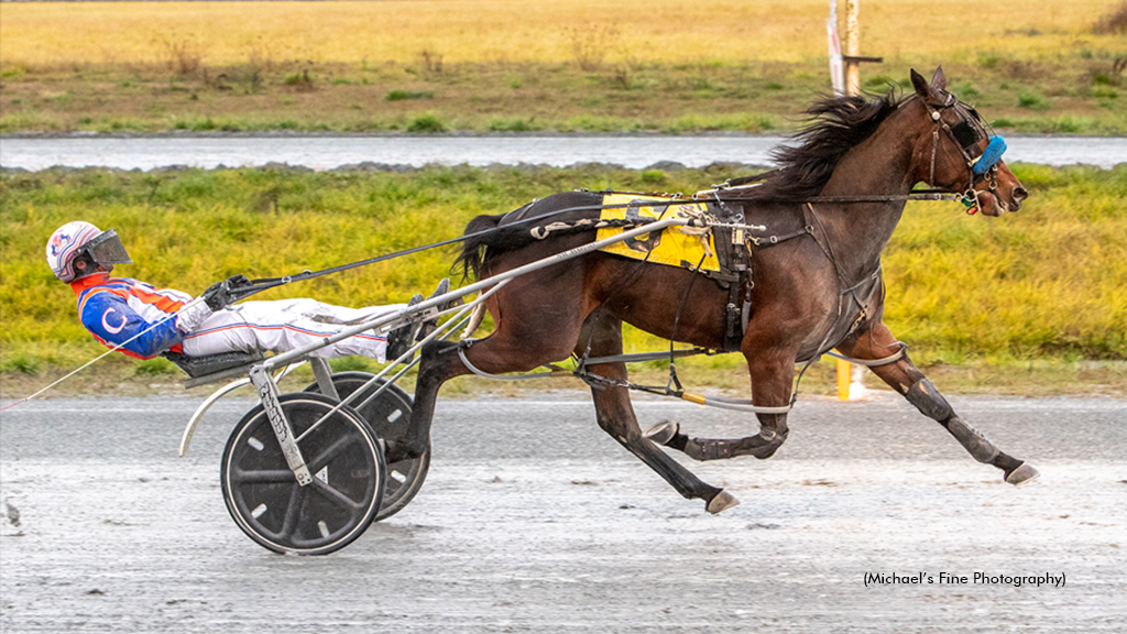 Side Piece winning at Fraser Downs