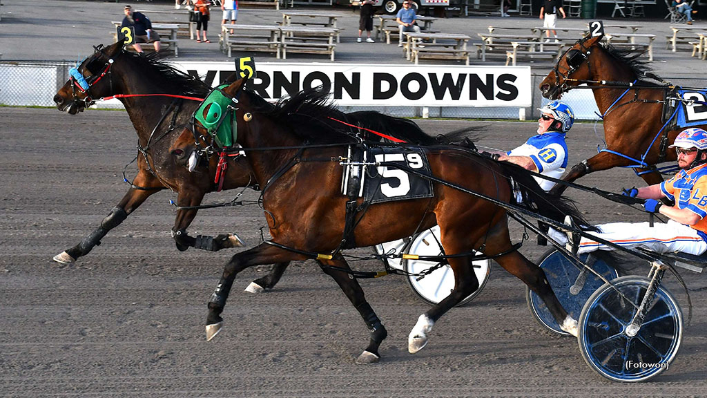 Unusual Clarity winning at Vernon Downs