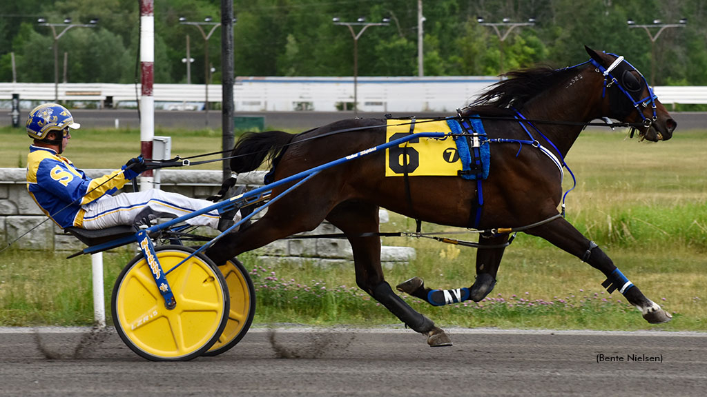 Black Tie Bash winning at Rideau Carleton Raceway