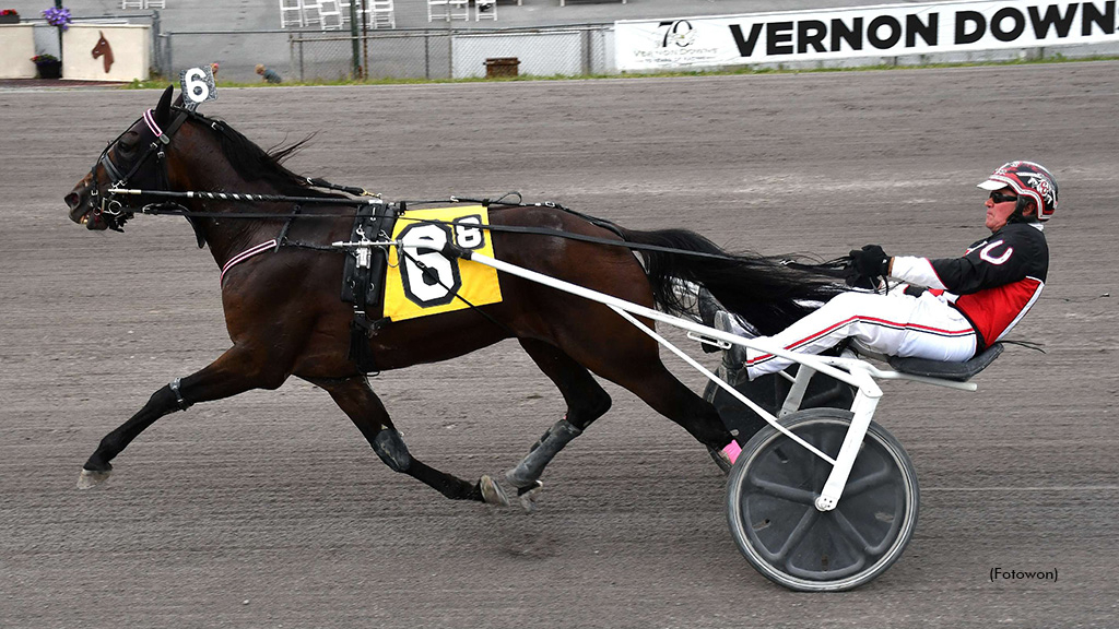 Whats The Word winning at Vernon Downs