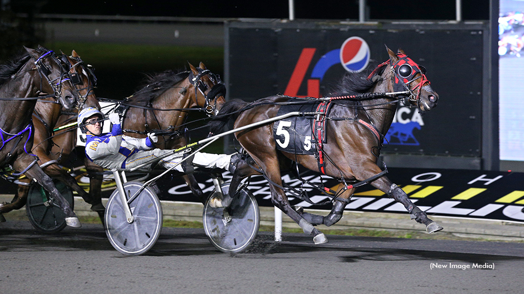 Its A Love Thing winning at Woodbine Mohawk Park