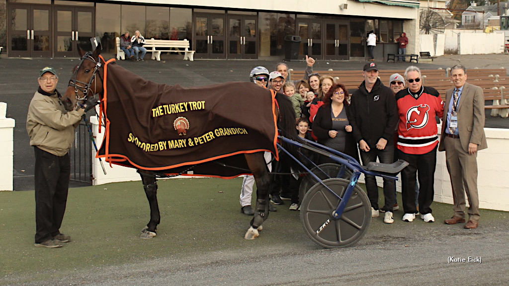 B Nicking wins the Turkey Trot