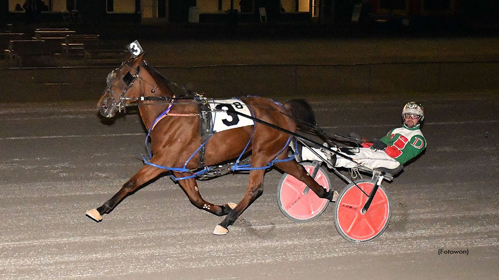 Milleniums Girl winning at Vernon Downs