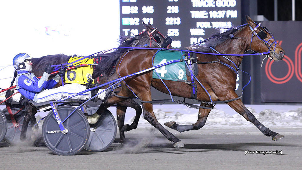 Tells On A Roll winning at Woodbine Mohawk Park