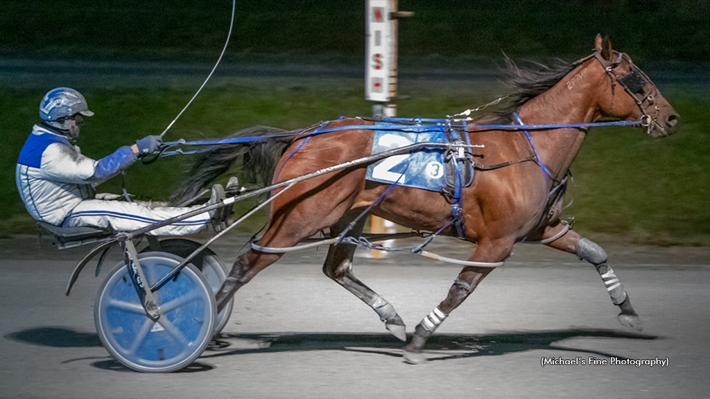 Armycaptin Hanover winning at Fraser Downs