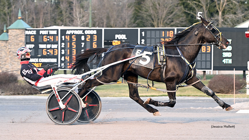 Moonshine Kisses winning at Saratoga Raceway