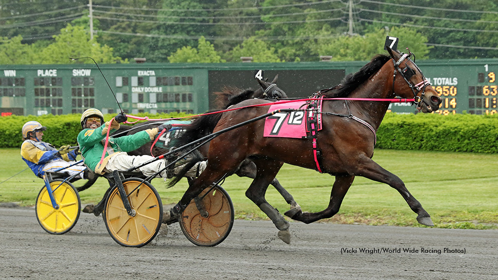 Lionhead and Yogi Sheridan winning at Freehold Raceway