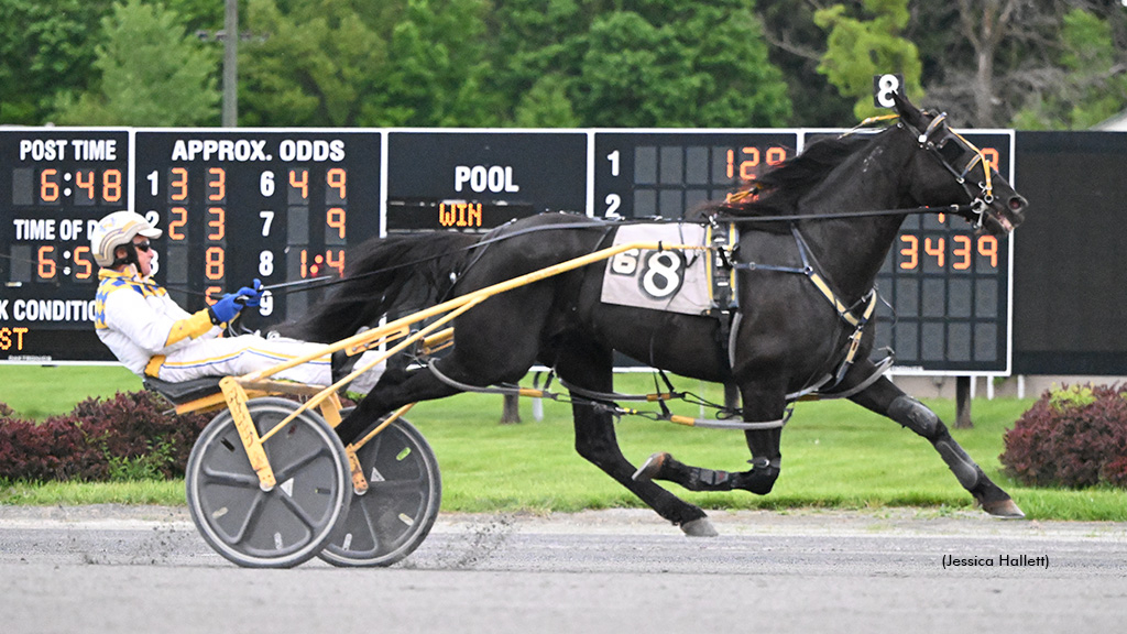 Moonshine Kisses winning at Saratoga Raceway