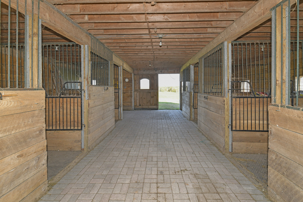 071533 10th Line E Garafraxa - interior of barn
