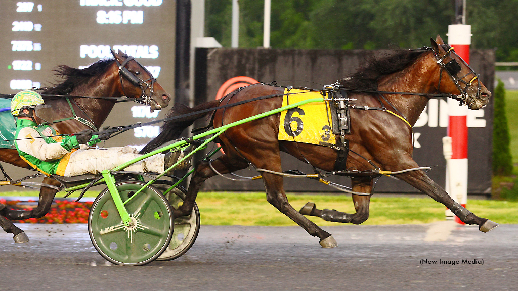 Captains Quarters winning at Woodbine Mohawk Park