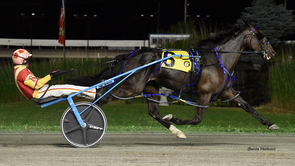 Odds On Platinum winning at Rideau Carleton Raceway