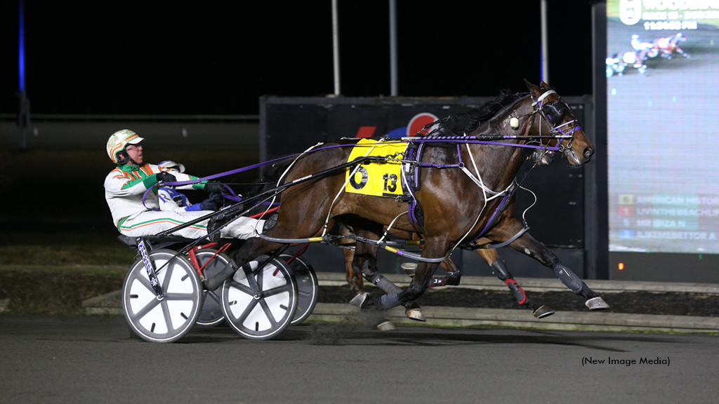 American History winning at Woodbine Mohawk Park