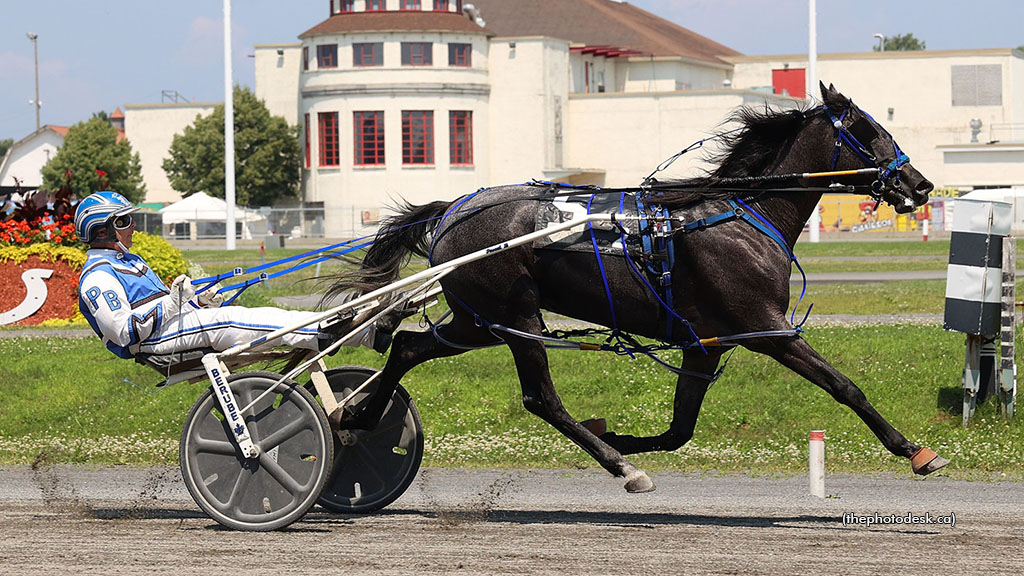 Justine Ray winning at Hippodrome 3R