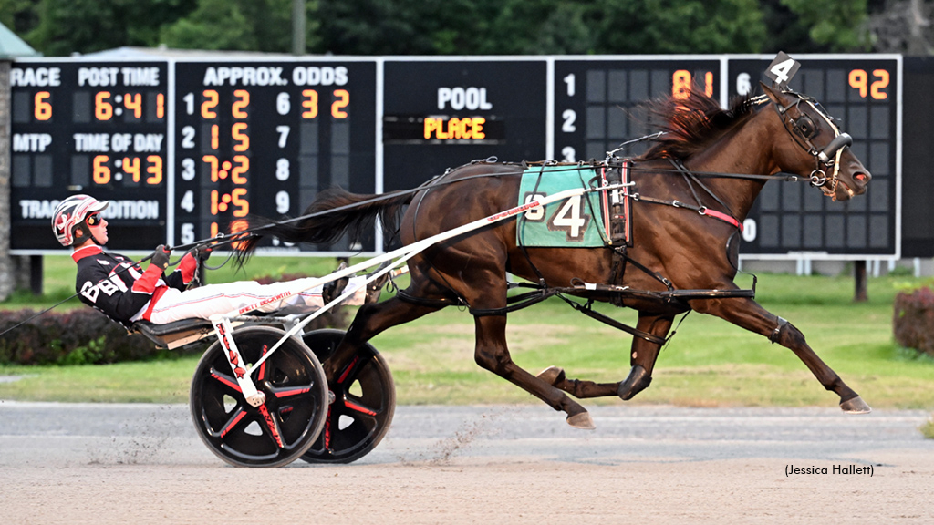 Arizona winning at Saratoga Raceway