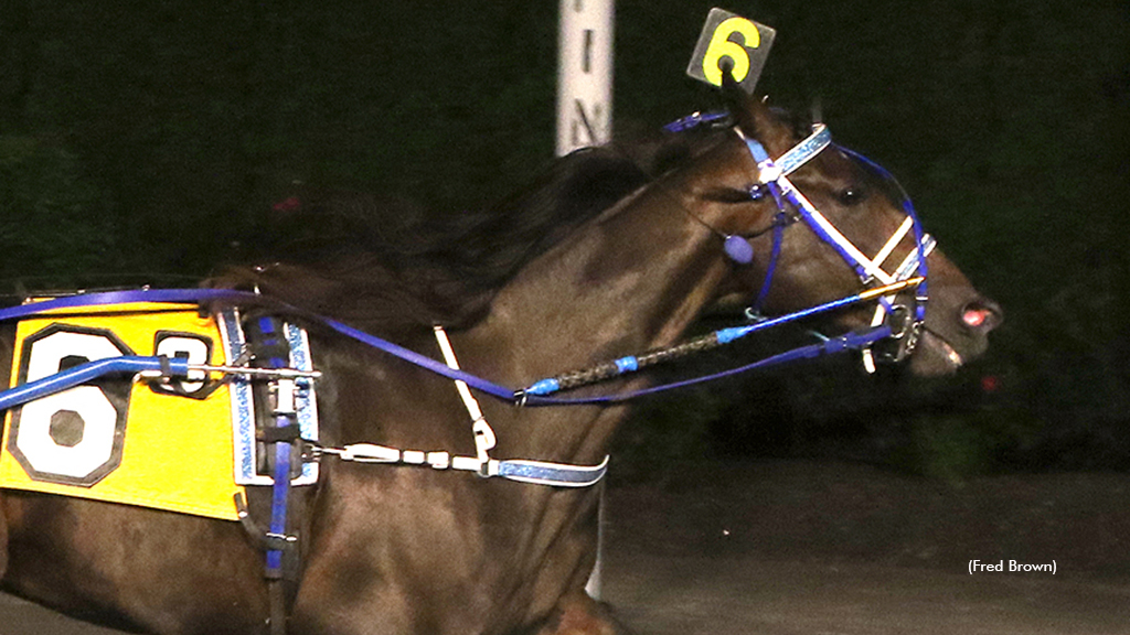 Kinnder Thinktwice winning at Tioga Downs