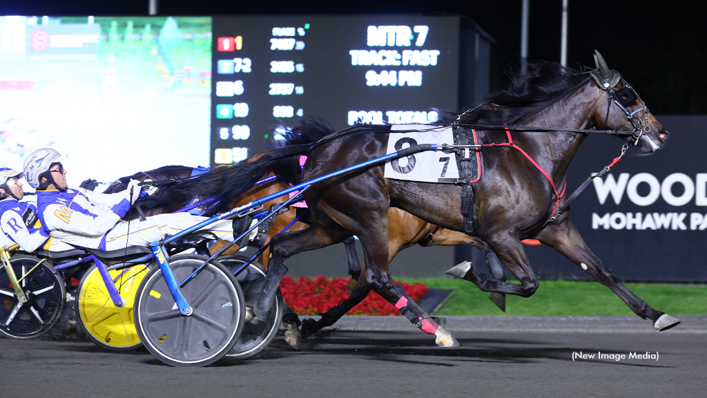 Monalishi winning at Woodbine Mohawk Park