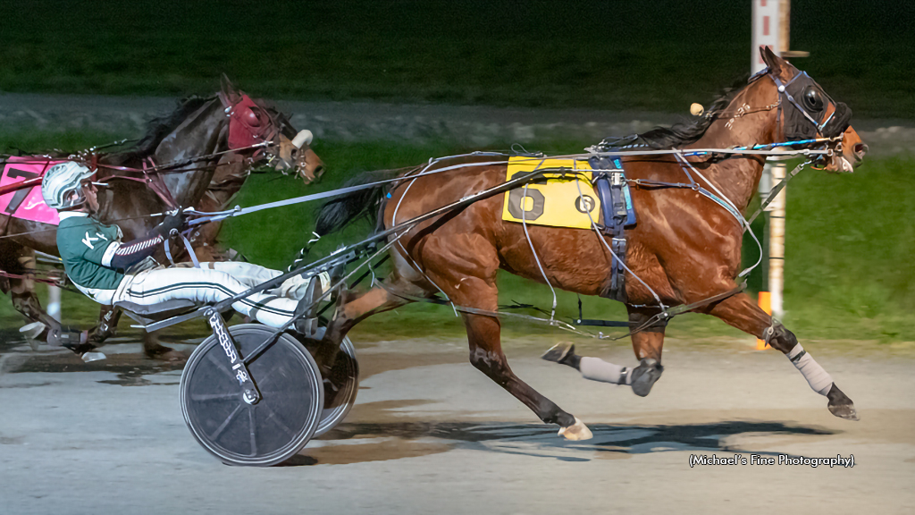 West Coast Beach winning at Fraser Downs
