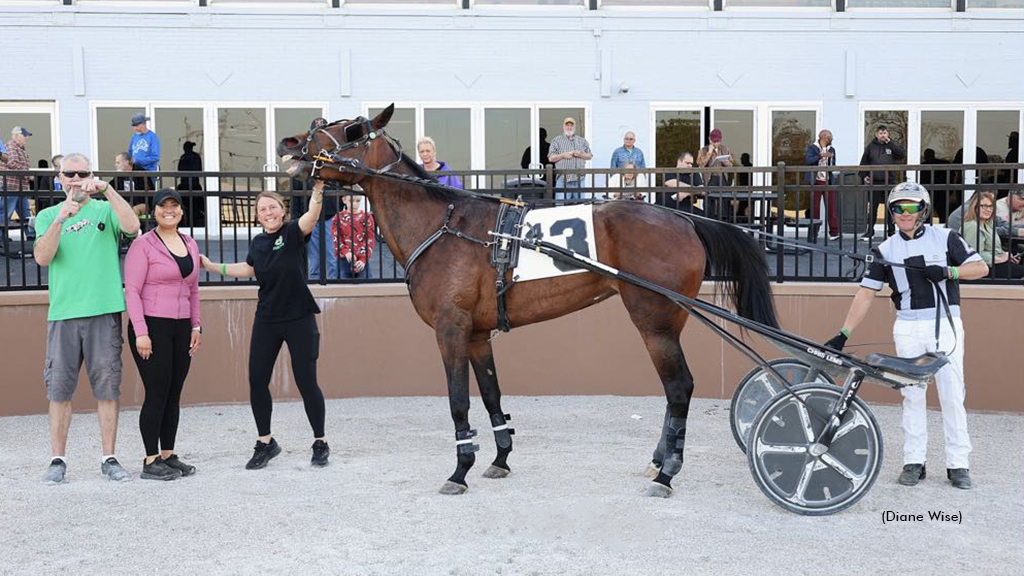 Desert Hayz win the Northfield Park winner's circle