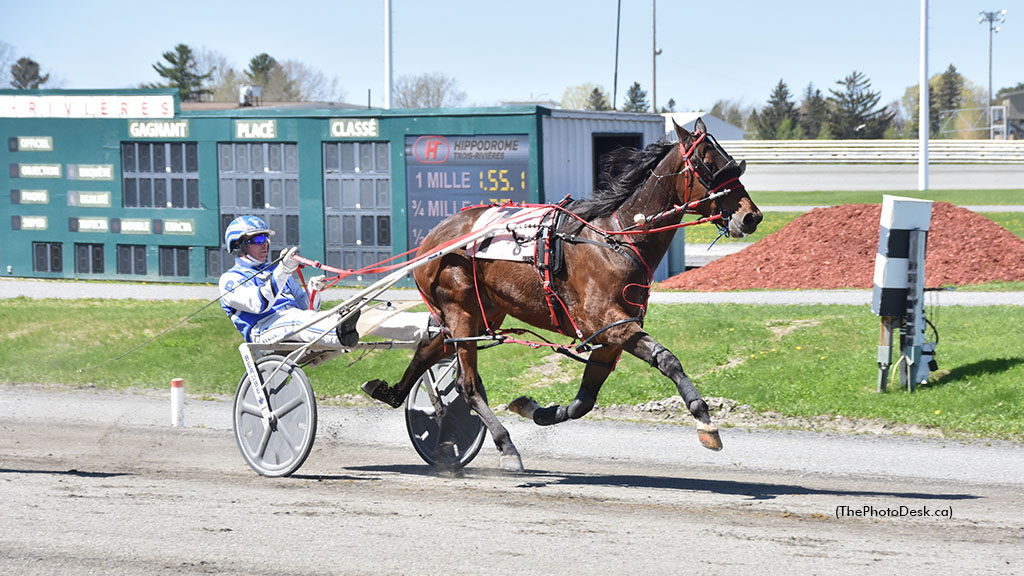 Light The Torch winning at Hippodrome 3R