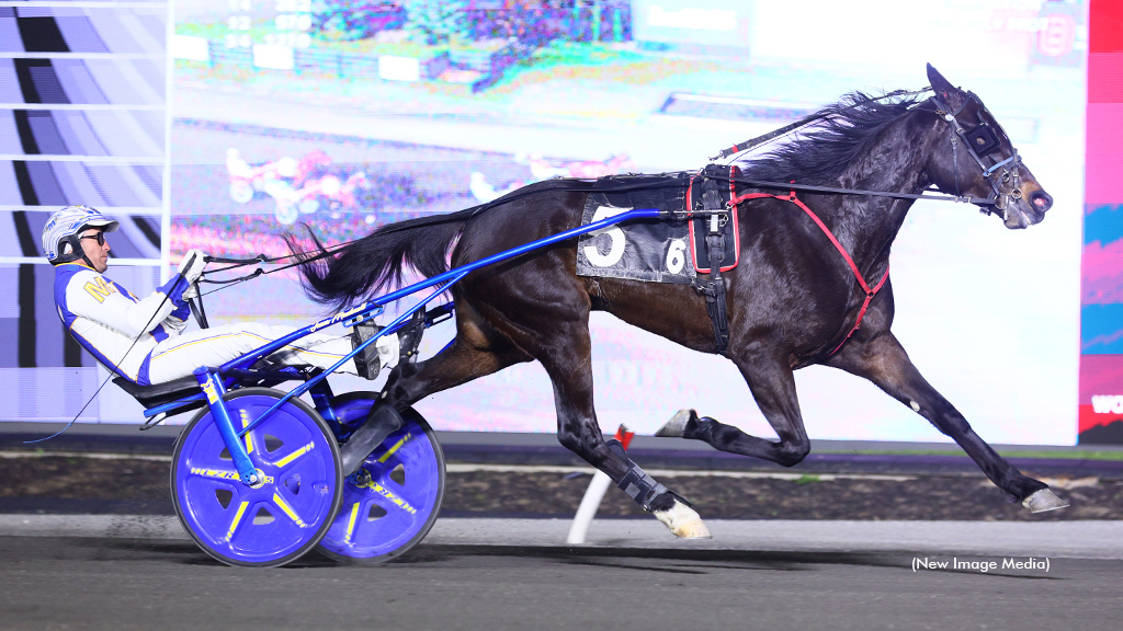 Monalishi winning at Woodbine Mohawk Park