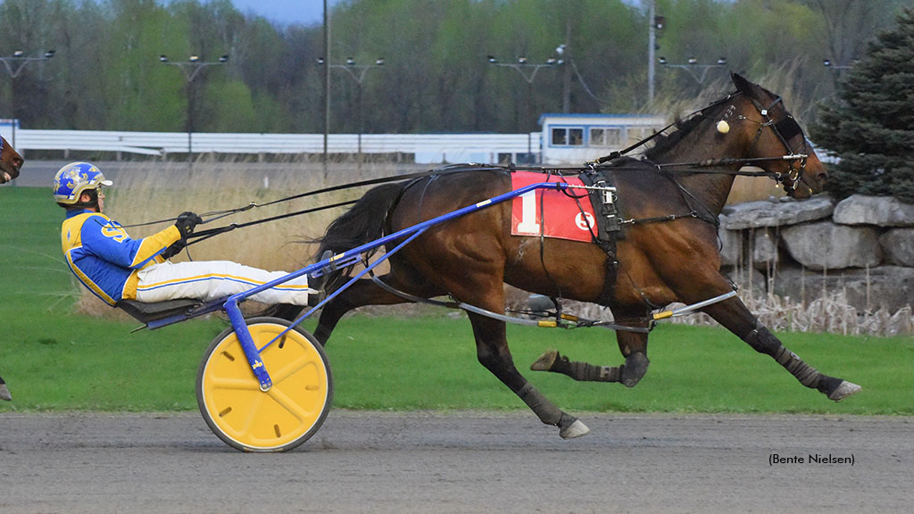 Mythic Gambler winning at Rideau Carleton Raceway