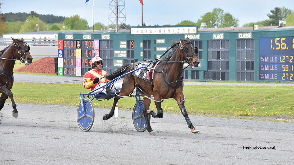 Self Made winning at Hippodrome 3R