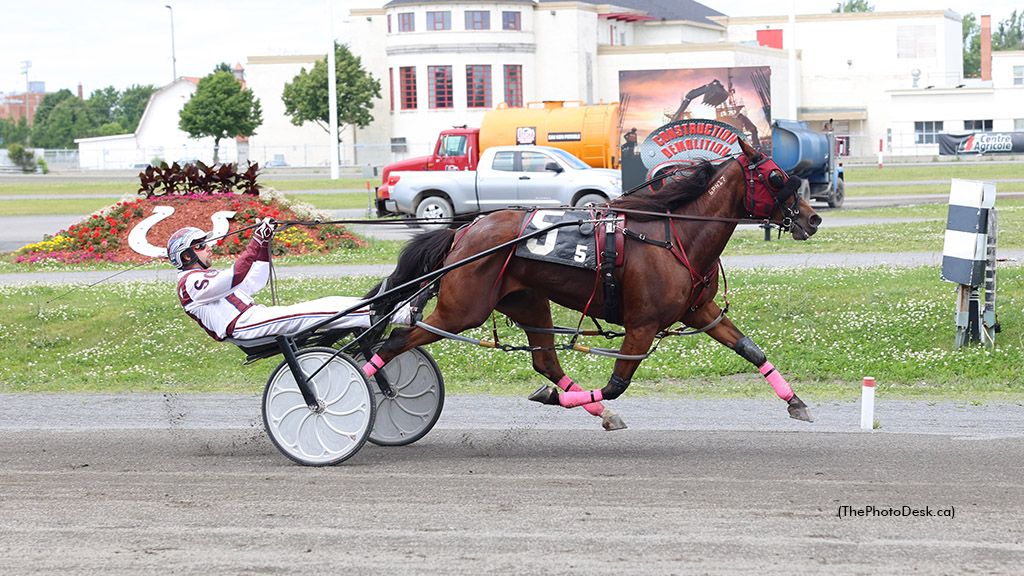 Kiss Me Bad winning at Hippodrome 3R